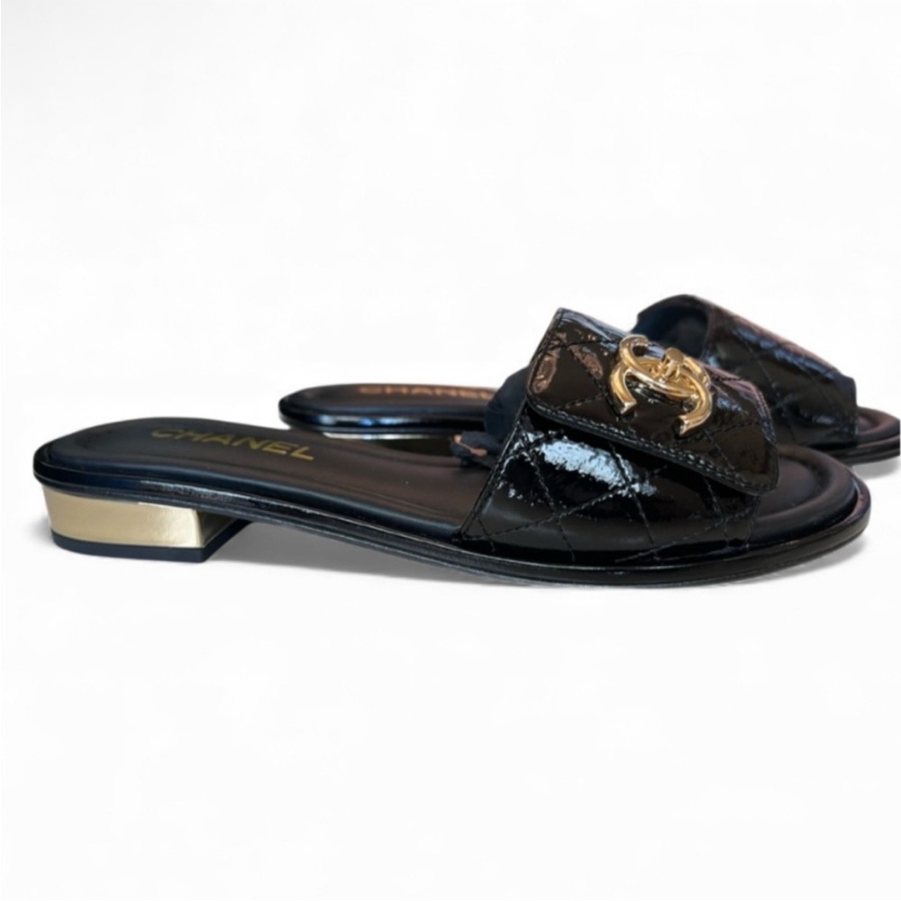 🆕💗CHANEL Black Quilted Patent Slide On Flats Sandals Mules CC Turn Lock GHW 37EU - Picture 3 of 16